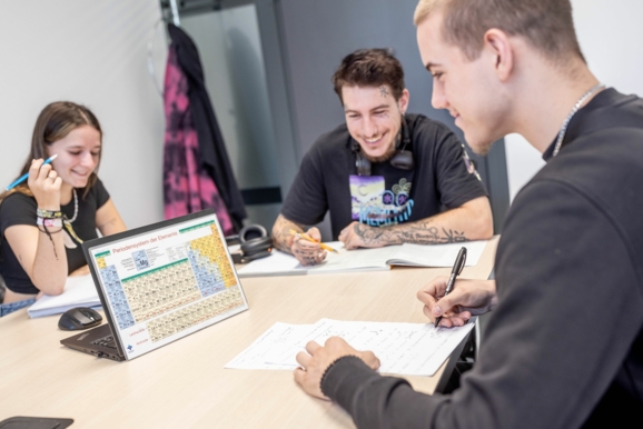 Lehrlinge bereiten sich im Lernraum auf die Blockschule vor.