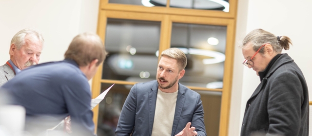 Markus Dannreuther gestikuliert im Gespräch mit Architekten