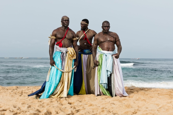 Drei La Lutte-Sportler posieren am Strand.