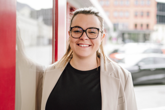 Portraitaufnahme Shopleiterin Melanie Tagwerker