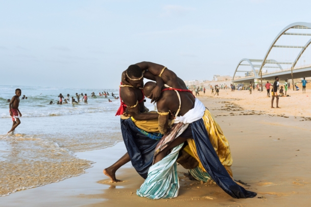 Zwei La Lutte-Sportler am Strand von Dakar tragen Damast von Getzner.