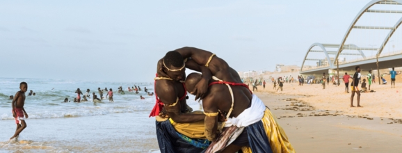 Zwei La Lutte-Sportler am Strand von Dakar tragen Damast von Getzner.