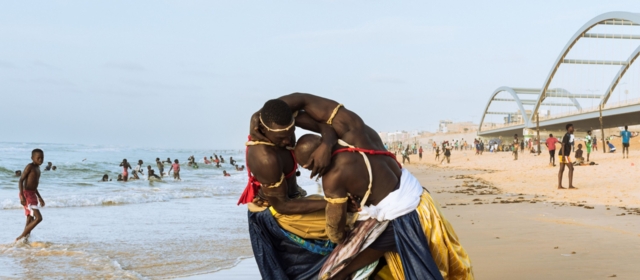 Zwei La Lutte-Sportler am Strand von Dakar tragen Damast von Getzner.