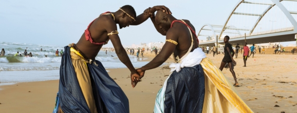 Zwei La Lutte-Sportler am Strand von Dakar tragen Damast von Getzner.